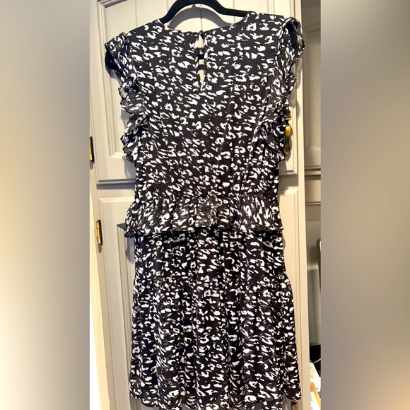 Simply Vera Wang NWOT Printed Ruffle Dress, size M, lined, beautiful, feminine - Picture 4 of 4